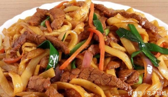 制作一道鸡肉手撕炒河粉，配以简单的配料，很快就可以做出