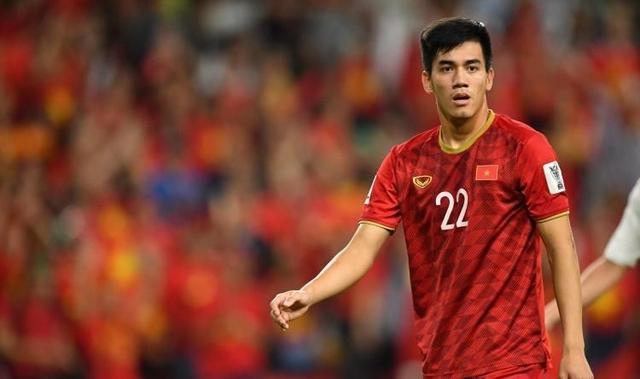 越南足協(xié)|凌晨1點(diǎn)，國(guó)足跟隊(duì)記者再現(xiàn)爭(zhēng)議報(bào)道：李霄鵬很意外，球迷罵聲一片