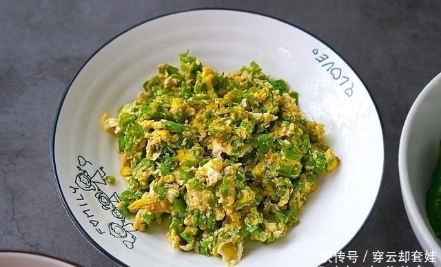 晒一晒我家的午餐,做了一桌子菜,被说吃得太随意