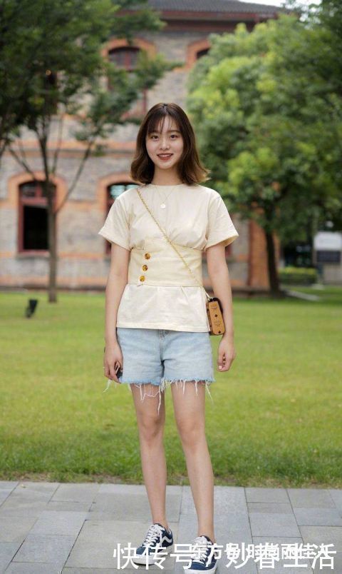 高跟鞋 时尚的姑娘用短裤搭配服饰,清凉感十足,还显腿长