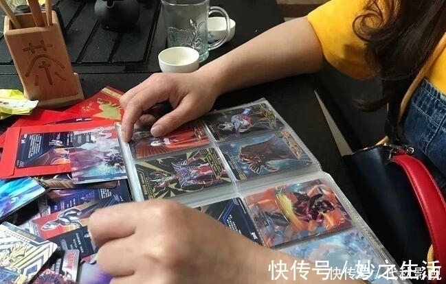 孩子|孩子疯狂迷恋的“奥特曼卡片”好在哪里?为啥会成为社交硬通货?