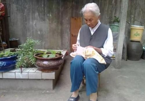 老了想活得有尊严，3种东西别交给子女，是对自己的人生负责