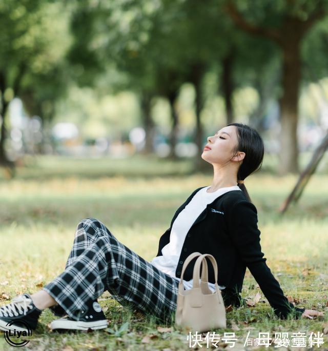 今秋薄外套里穿什么这件内搭洋气炸了!