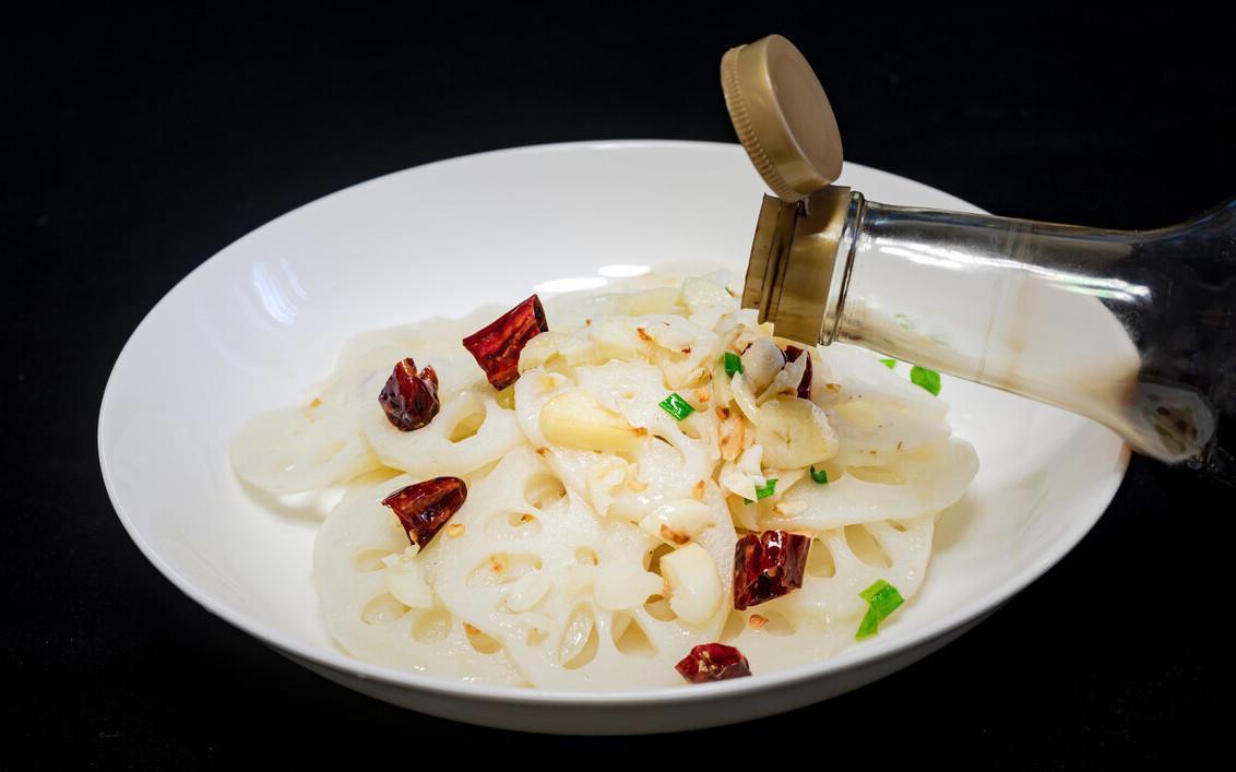 做凉拌藕片,为啥一焯水就变黑?大厨给你支两招,藕片洁白又脆嫩