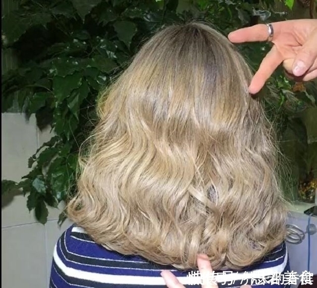 有色彩 一个20年发型师的忠告:头发齐肩烫后迷人,内扣大气!左右都好