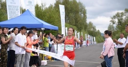马拉松比赛|女子跑马拉松夺冠,领奖时大气不喘衣服不湿,亚军:一路都没见她