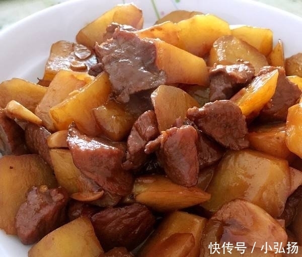 吃起来|教你土豆烧肉的家常做法,简单方便,又解馋,孩子隔三差五吵着要