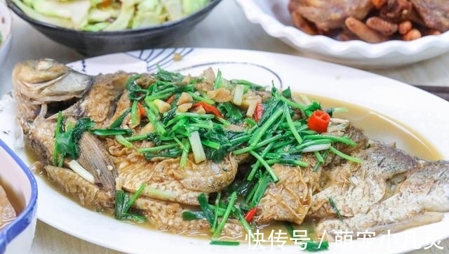 老家来亲戚,花两百多块钱做了11个菜招待,大伙吃了一锅米饭