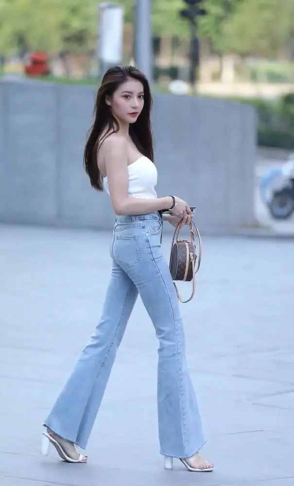 穿搭|年轻小姐姐穿上喇叭裤，演绎出成熟女性的魅力!