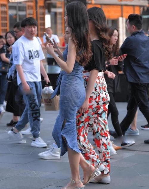 无肩裹身裙展现不一样的“高级感”，侧面开叉加束腰设计经典美丽！