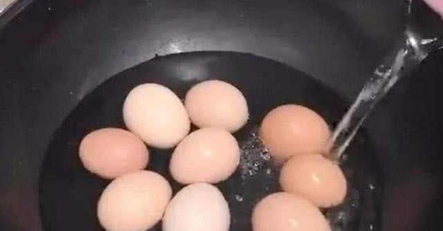 煮鸡蛋时,加食盐是大错多加30克它,蛋壳不粘肉,单手就能剥