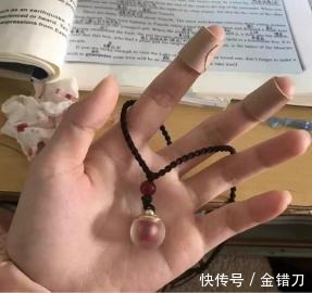 线上疯狂刷屏，线下连夜下架！中国的许愿生意，太魔幻了