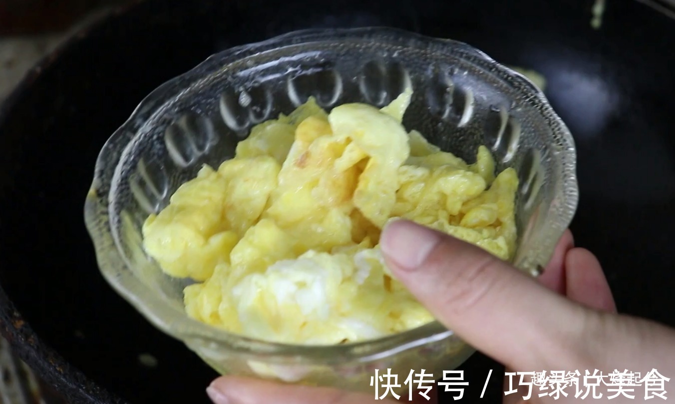 2根黄瓜，1个土豆，简单一做，看着就馋人了，上桌就扫光