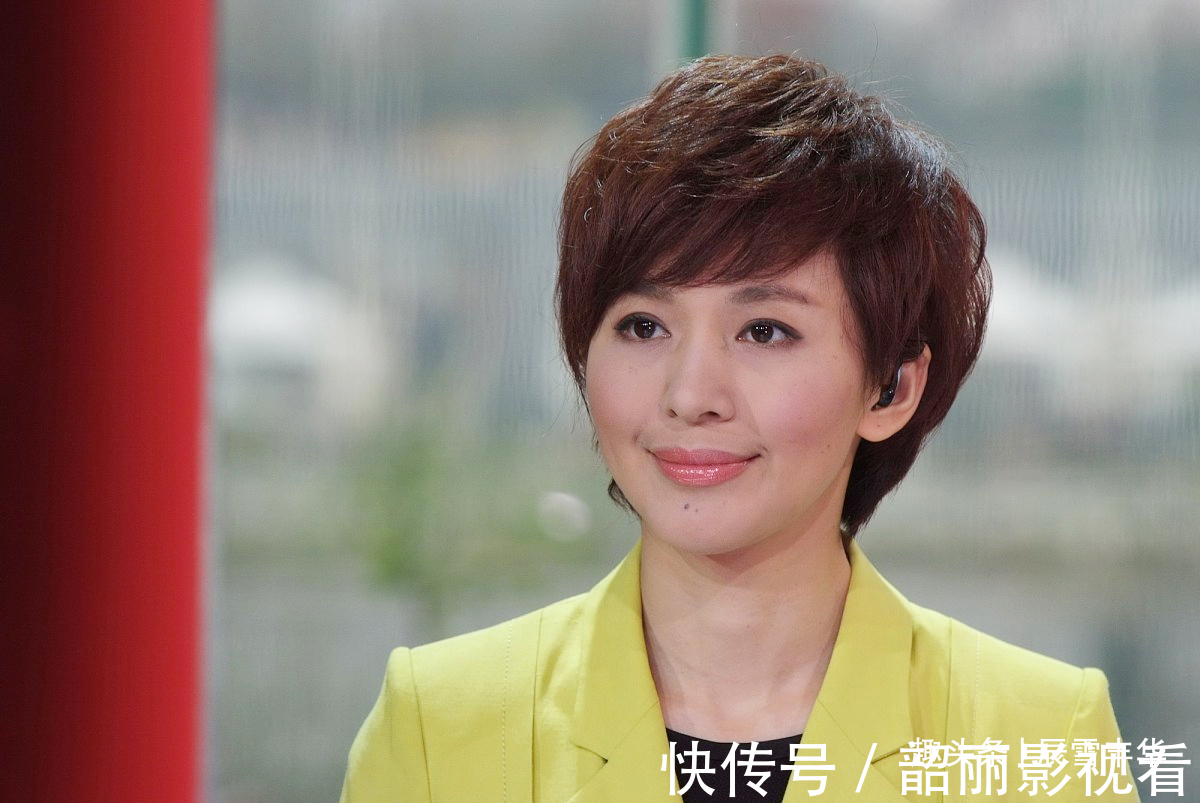 造型|欧阳夏丹穿红“礼服裙”真漂亮,单肩领口露出项链,配短发好甜美