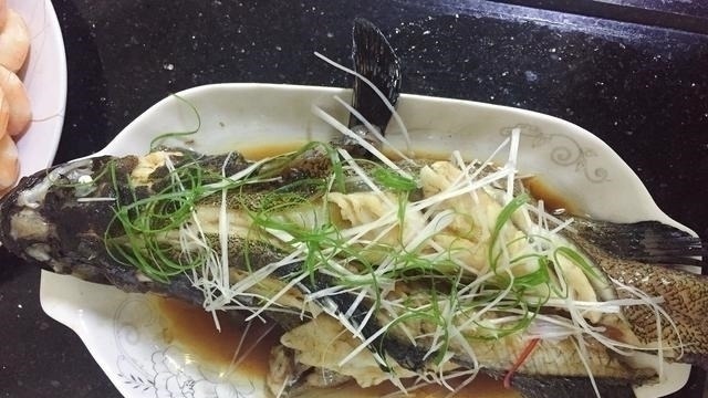 老公请同事来家里吃饭,花650元准备8道菜,同事却说下次不敢来