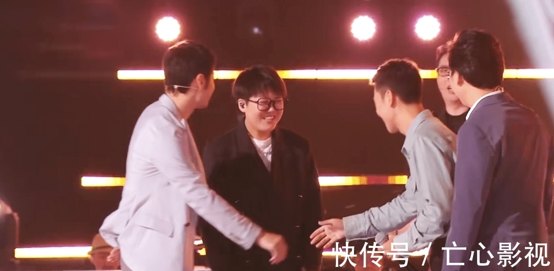 王靖雯|“小二班”首战失利,铁柯楠演唱让导师热泪盈眶,无奈得分太低