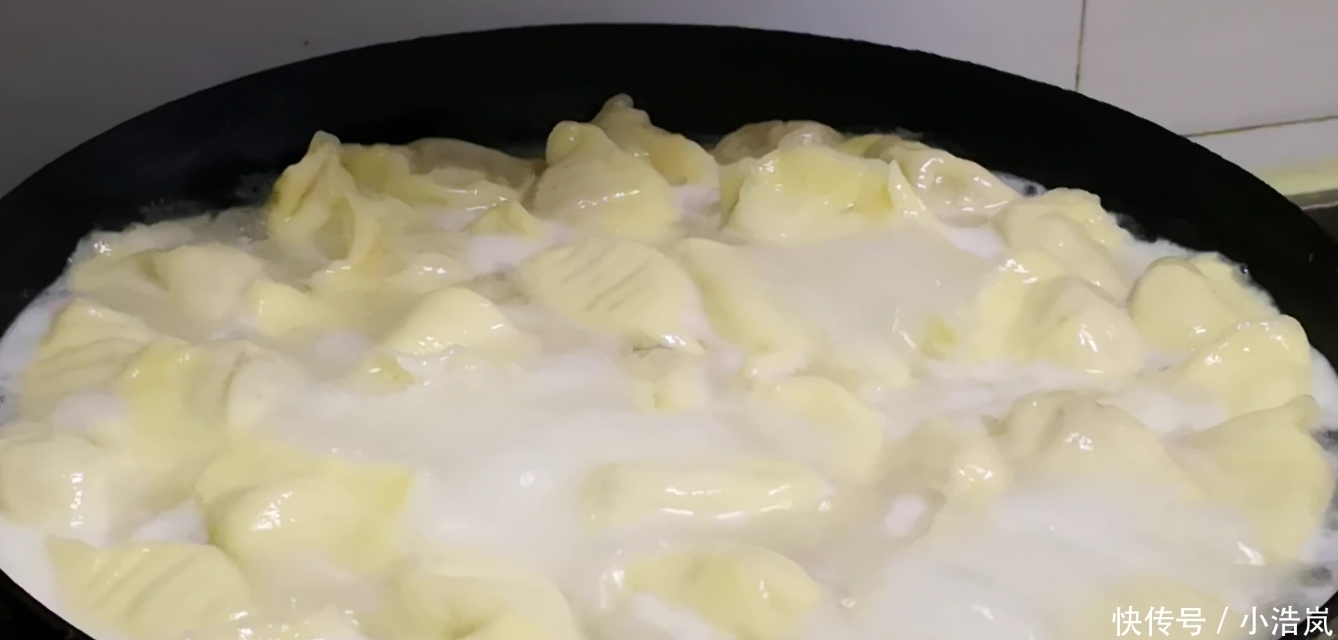 饺子包好后,直接放冰箱就“废了”,教你一招,饺子不粘连不开裂