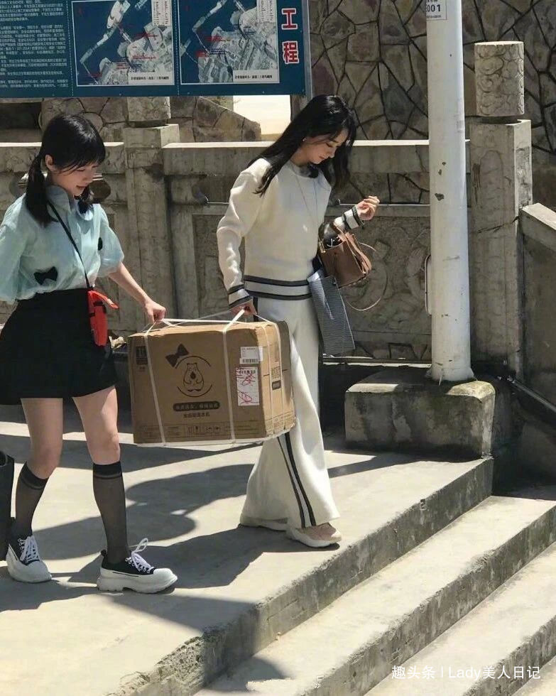 綜藝|趙麗穎資源被截胡《中餐廳》路透圖挺水靈的,綜藝資源依舊強大