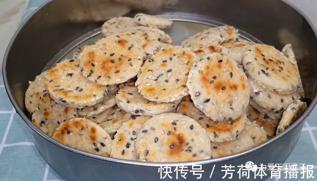黑芝麻|芝麻饼干新做法，锅里一烙，松软香甜不加油，没烤箱也能一次成功