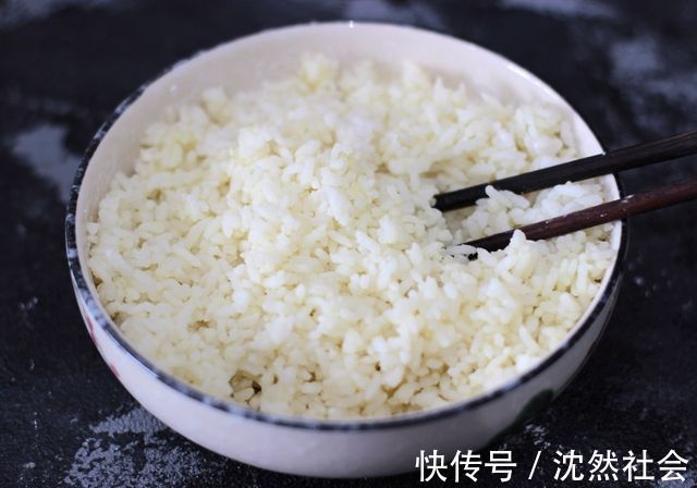 老少|吃不完的剩米饭别只会做炒饭，教你3种新吃法，老少都爱吃，香