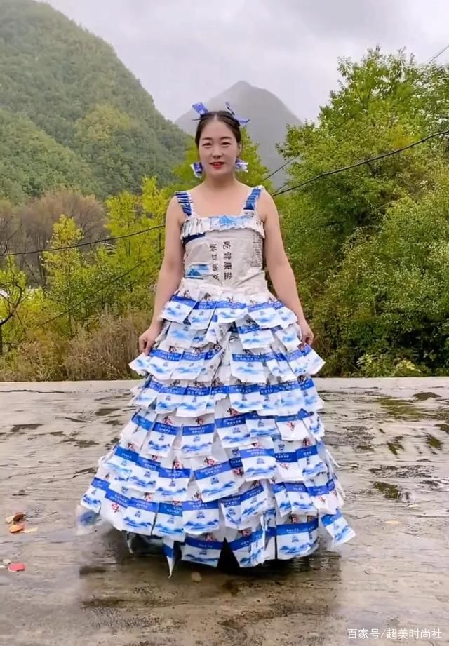 民族服饰@甘肃姑娘创新改造服装引关注，上演农村时装秀，环保创意获赞