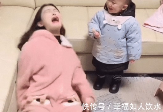 打滚|萌妈撒娇,宝宝乐坏了,这大概是穿尿不湿的“混得最惨”的一次