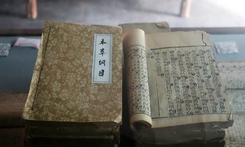 身板|中医教授告诉我们：用它泡水喝，80岁依旧身板硬朗、鹤发童颜