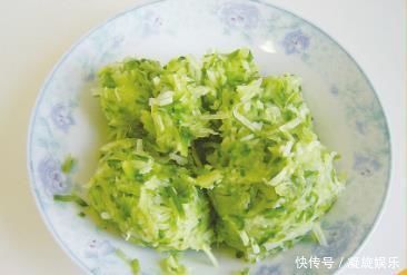 用这菜包包子,花不了几块钱,比纯肉的还好吃,隔几天就要蒸一锅