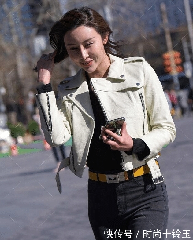 小巧|小巧的上衣加上修身牛仔裤,干练而又时髦