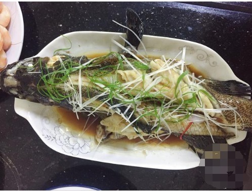 老公请同事来家里吃饭,花650元准备8道菜,同事却说下次不敢来