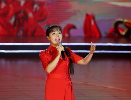 天差地别的王小丫和草帽姐一个低调无冕之王,一个浮夸遭人唾弃