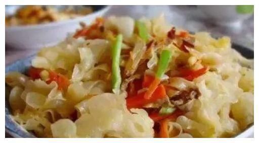 美食推荐：辣子肥肠、香辣牛肉、素肉丝油菜、银耳鲜香的做法