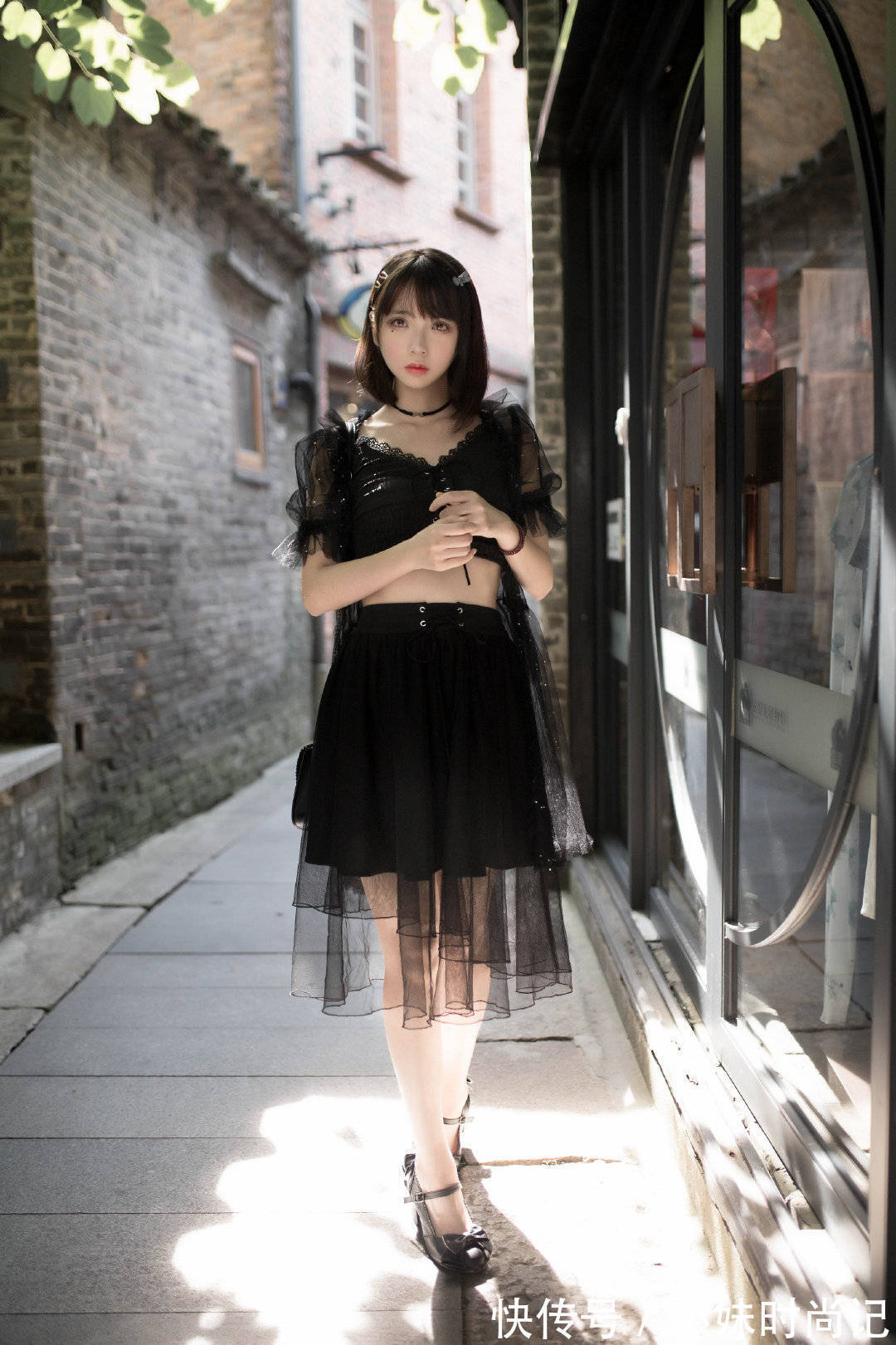 减龄 黑色套装裙减龄又时尚,搭配高跟鞋,在视觉上拉长整个人的身高