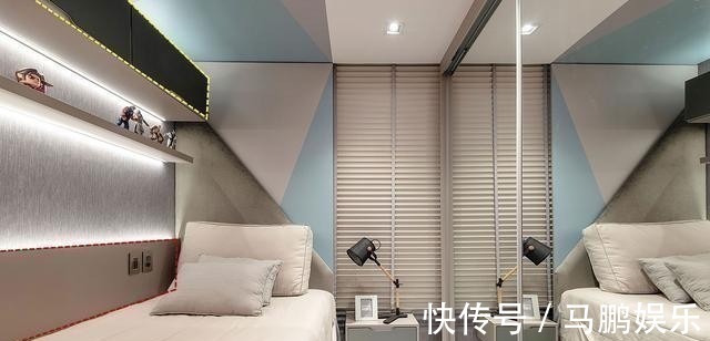 小卧室早该舍弃床头柜，靠墙塞15公分宽薄柜，收纳何止多出2倍