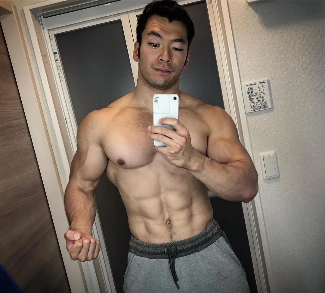 淡定|181cm日本肌肉壮男走红，每天深蹲练出大粗腿，网友不淡定了