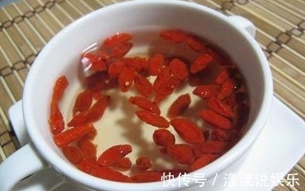 补药|枸杞和“它”泡胜过补药，男人连喝两天，比六味地黄丸还管用