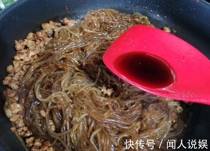 炒粉条,焯完水马上炒就错了!多做一步,粉条不粘不坨,爽滑分明