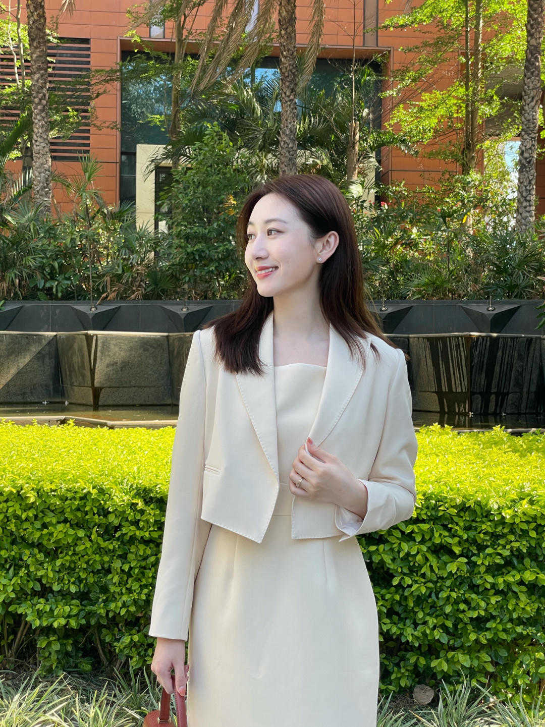 西装|基础款怎么穿出高级感?短款西装配连衣裙优雅温柔,显瘦又时髦