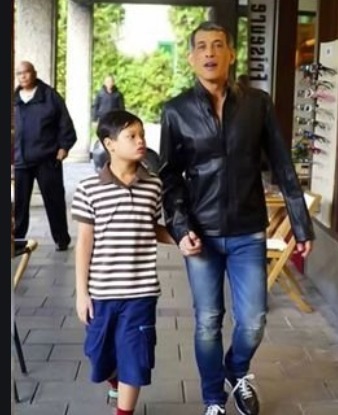 从小|从小被玛哈另眼相待,提帮功让侍卫系鞋带不什么,大典当中打哈欠没规矩