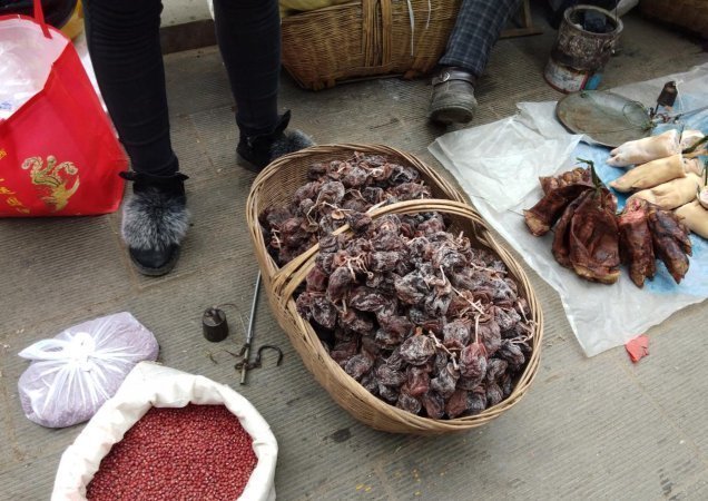 大叔路边卖“稀罕”小吃,10元一斤不涨价,顾客错过要等一年