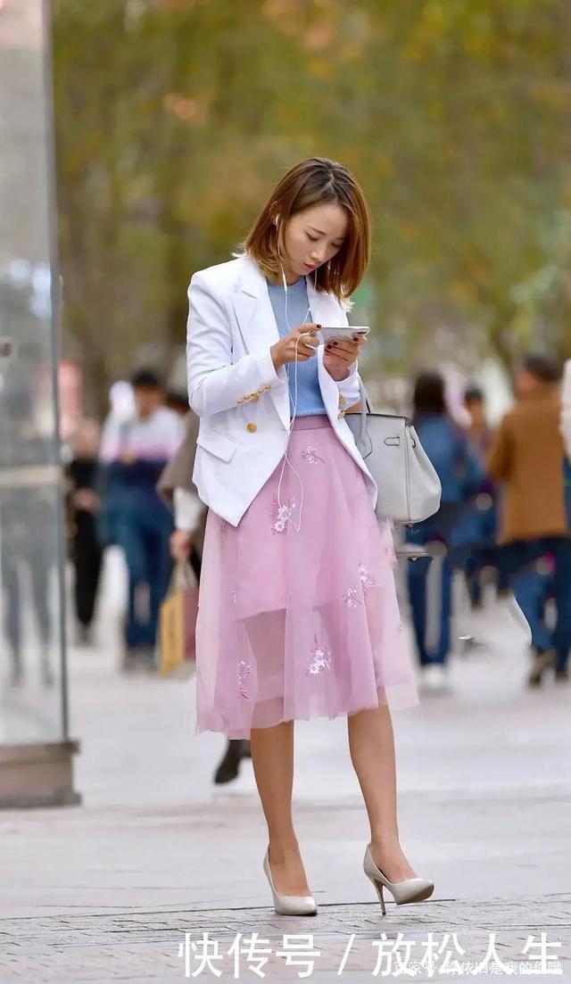 成熟|休闲款式小西装,轻松穿出妩媚浪漫的女人味儿,会显得成熟有魅力