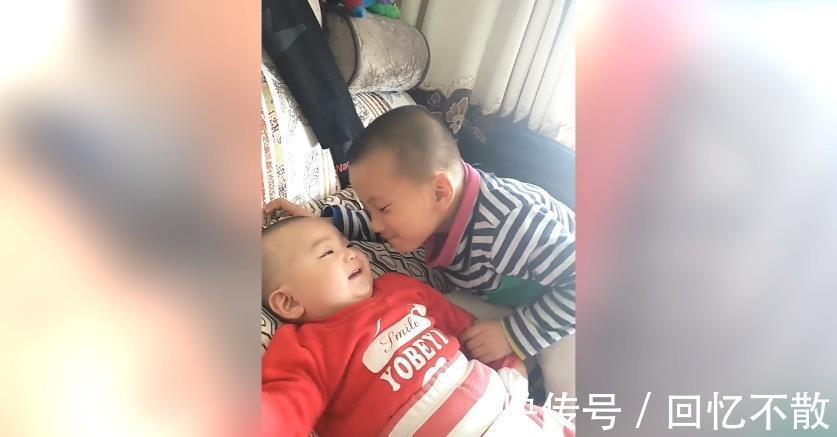 哥哥|哥哥看到弟弟要哭了，想尽各种办法哄他开心，网友：好温馨的兄弟