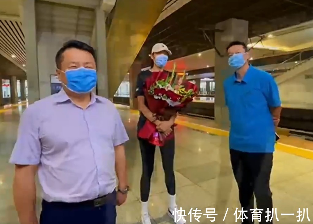 朱婷|朱婷回河南備戰(zhàn)全運(yùn)會(huì)，領(lǐng)導(dǎo)親自迎接，手腕上的繃帶沒(méi)了