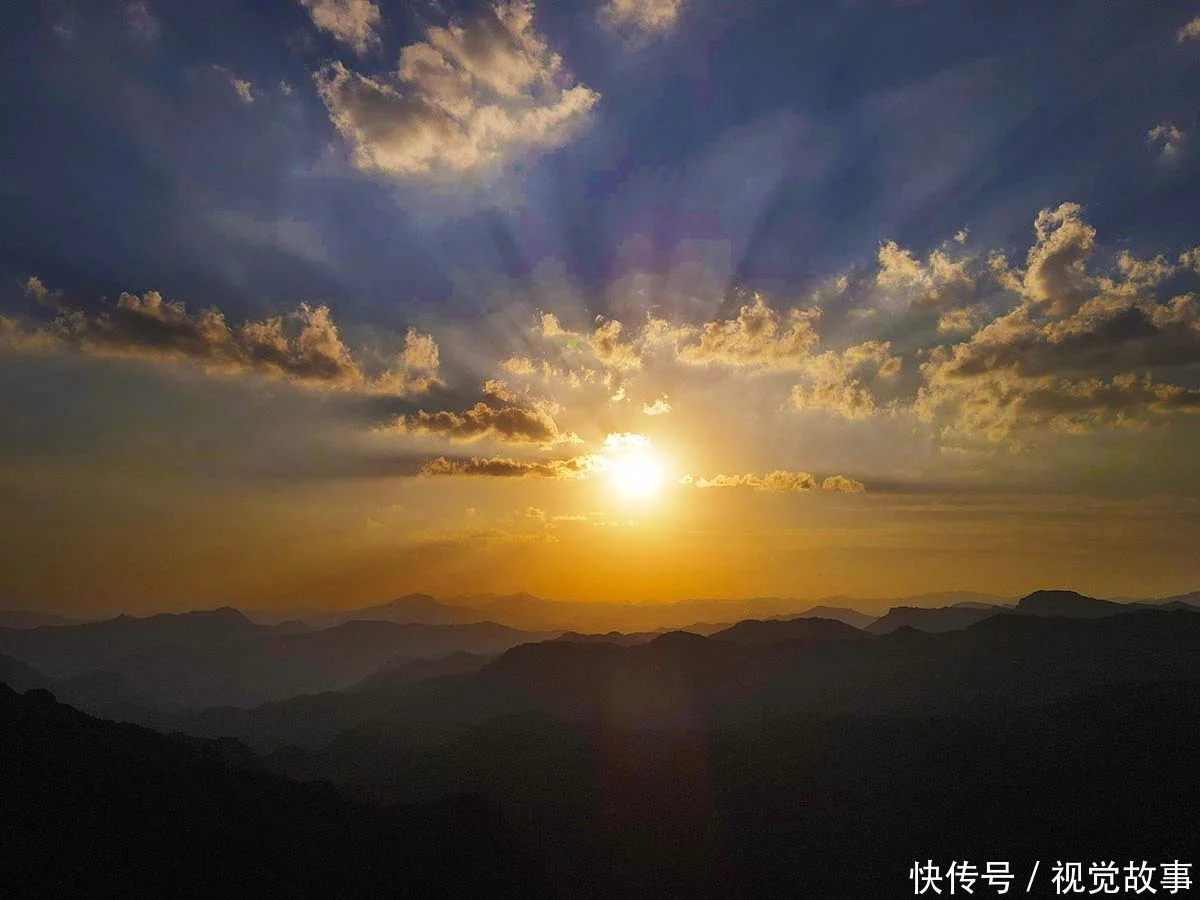 天下风物——《山村建奇特建筑，有人称鸟笼，有人说是别墅，看啥样子》风光题照