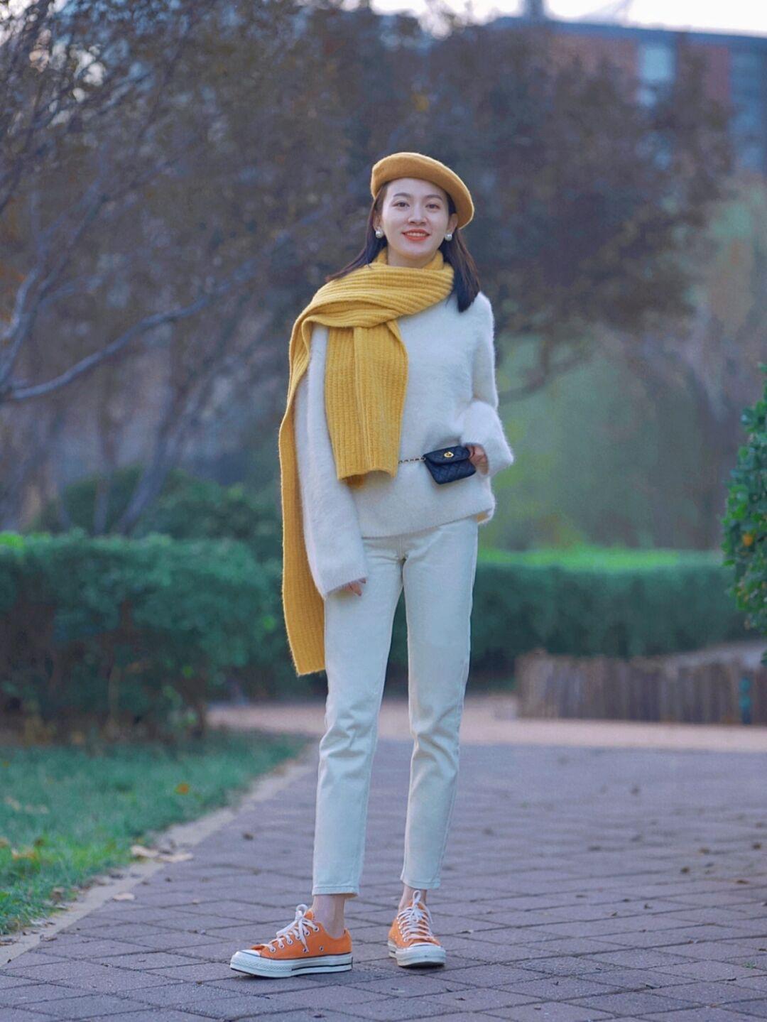 搭配 看了这位姐姐的搭配,才知道“毛衣”的时尚,基础款穿出高级感