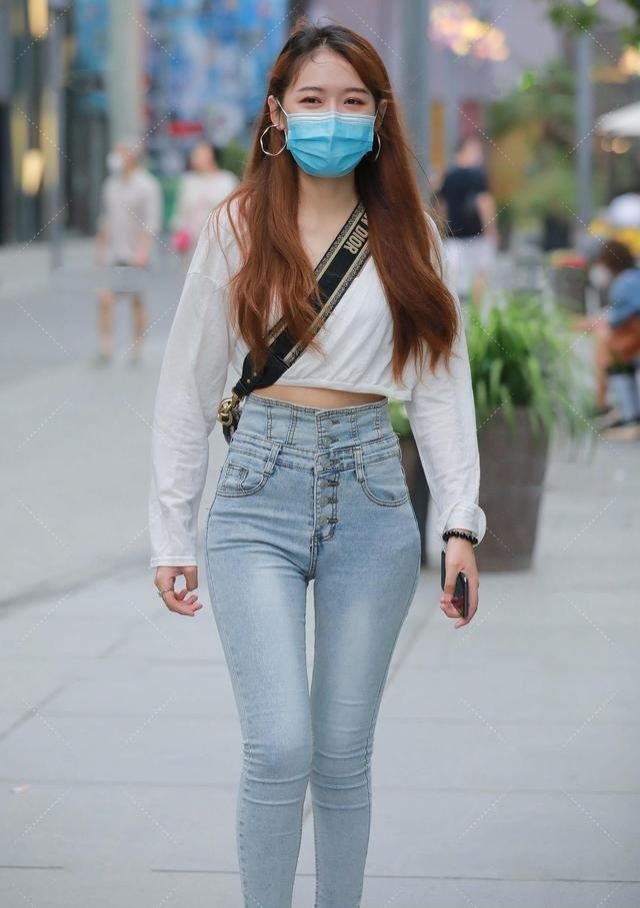 美的 年轻女生就是会穿,露脐衫配牛仔裤,轻松穿出小蛮腰,靓丽又清爽