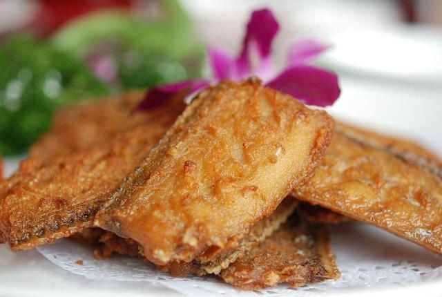 炸带鱼,有人用面糊,有人用淀粉,大厨全不对这才是正确做法