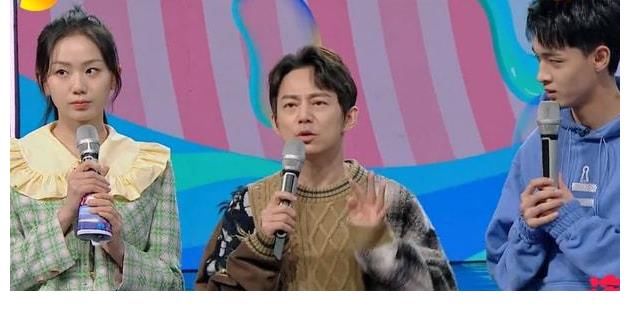 《你好星期六》收视持续走低，何炅带多个新人，满脸疲惫显无奈
