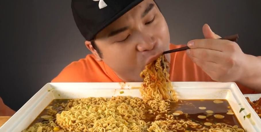 单纯|大胃王直播吃30斤泡面,刚喝一口汤就露馅了,网友怪我太单纯