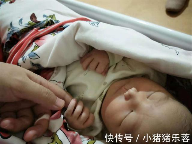 危险物品|“渣男”宝宝火了,一出生就“撩”护士姐姐,网友厉害了呀